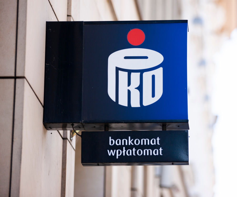 Szyld banku PKO BP na budynku z dopiskiem bankomat wpłatomat. O przerwie technicznej w PKO BP przeczytasz na Eska.