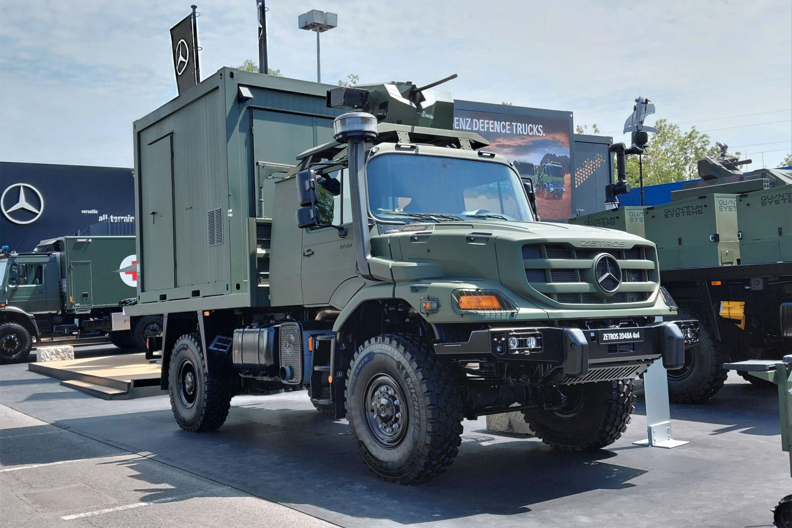 Mercedes Zetros z wyrzutnią dronów HX-2