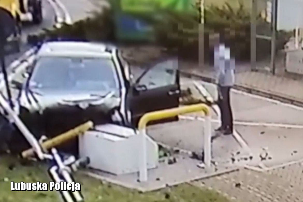 Pijak w Mercedesie rozbił się na stacji paliw przy autostradzie A2