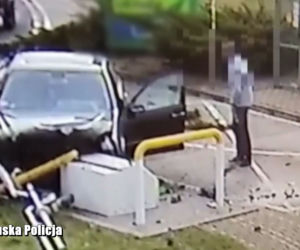 Pijak w Mercedesie rozbił się na stacji paliw przy autostradzie A2