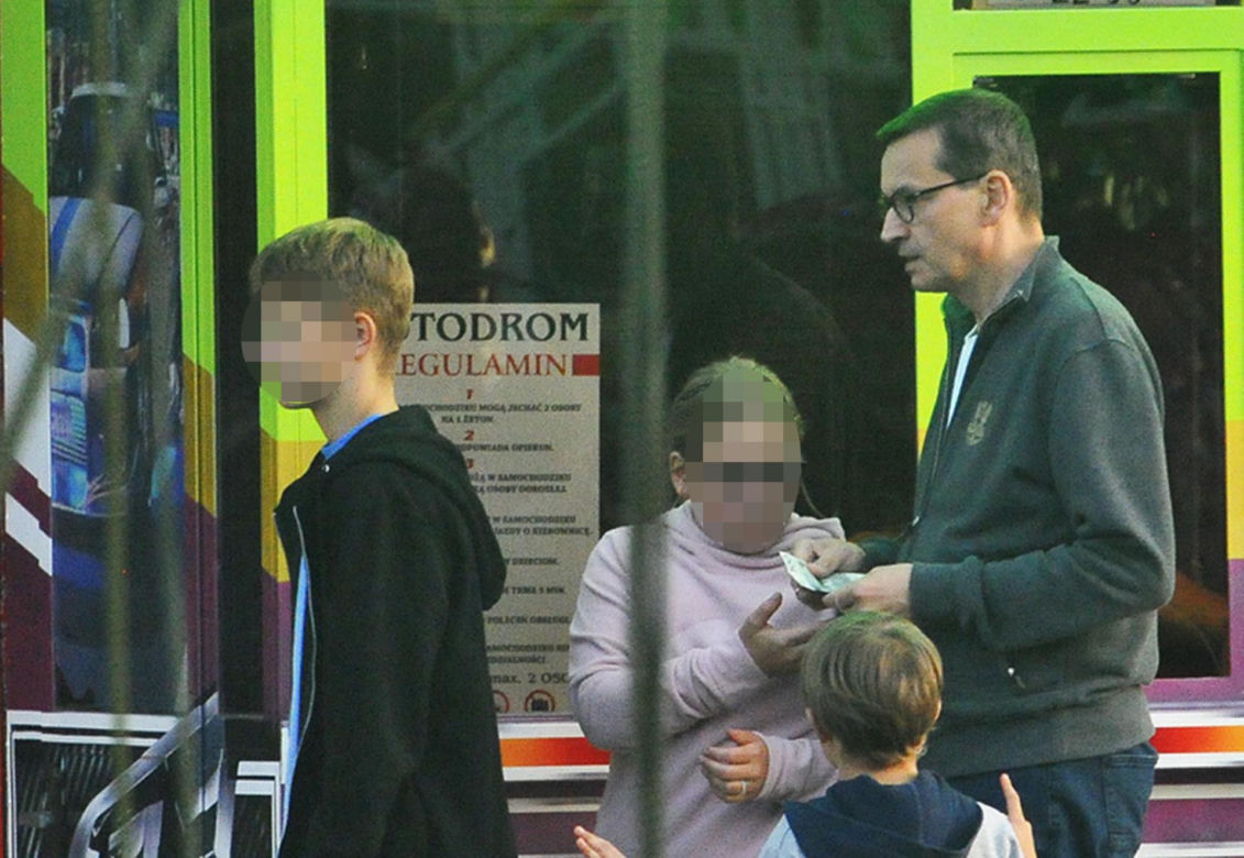 Rodzina Morawieckich przyłapana na skromnych wakacjach. Żona premiera wskoczyła w kostium kąpielowy