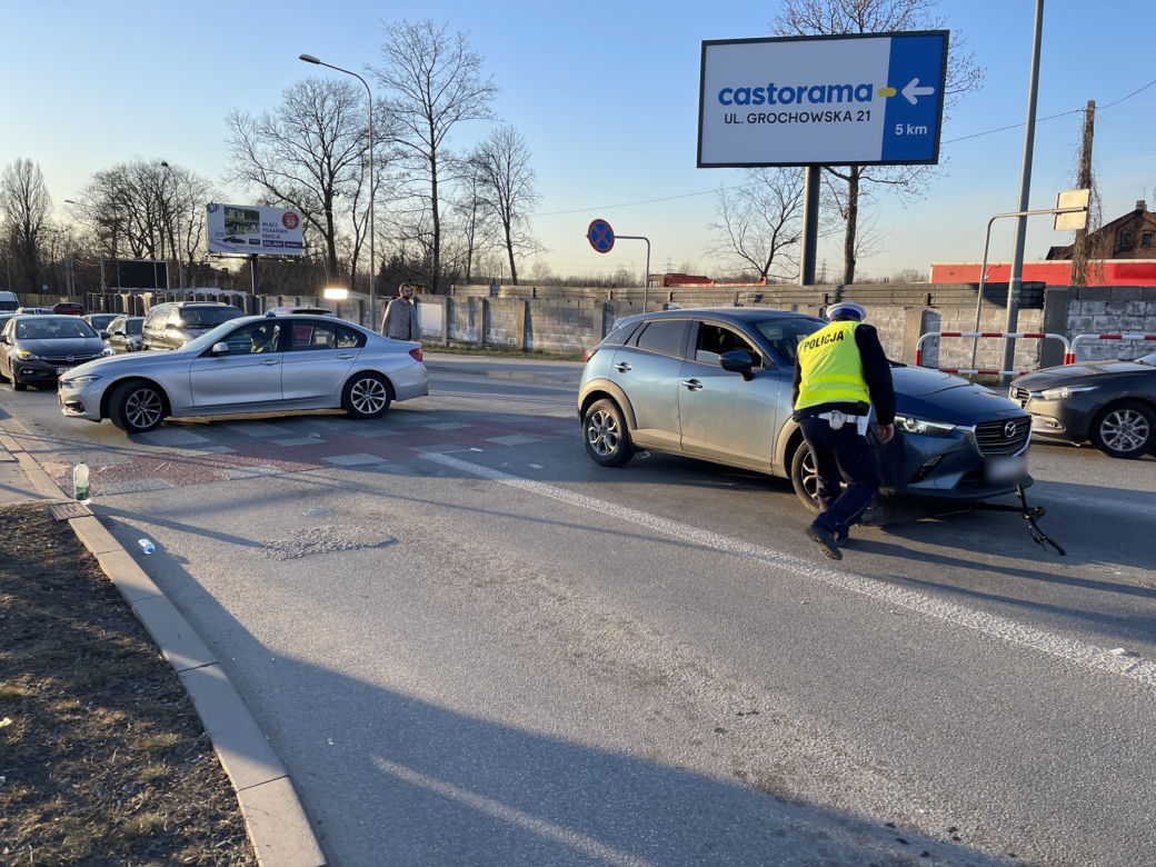  Potrąciła 10-latka na przejściu. Chłopca zabrała karetka