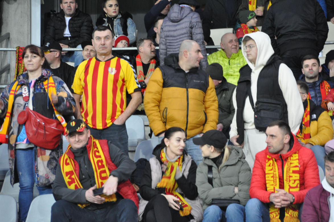 Korona Kielce - Legia Warszawa. Zdjęcia kibiców na Suzuki Arenie