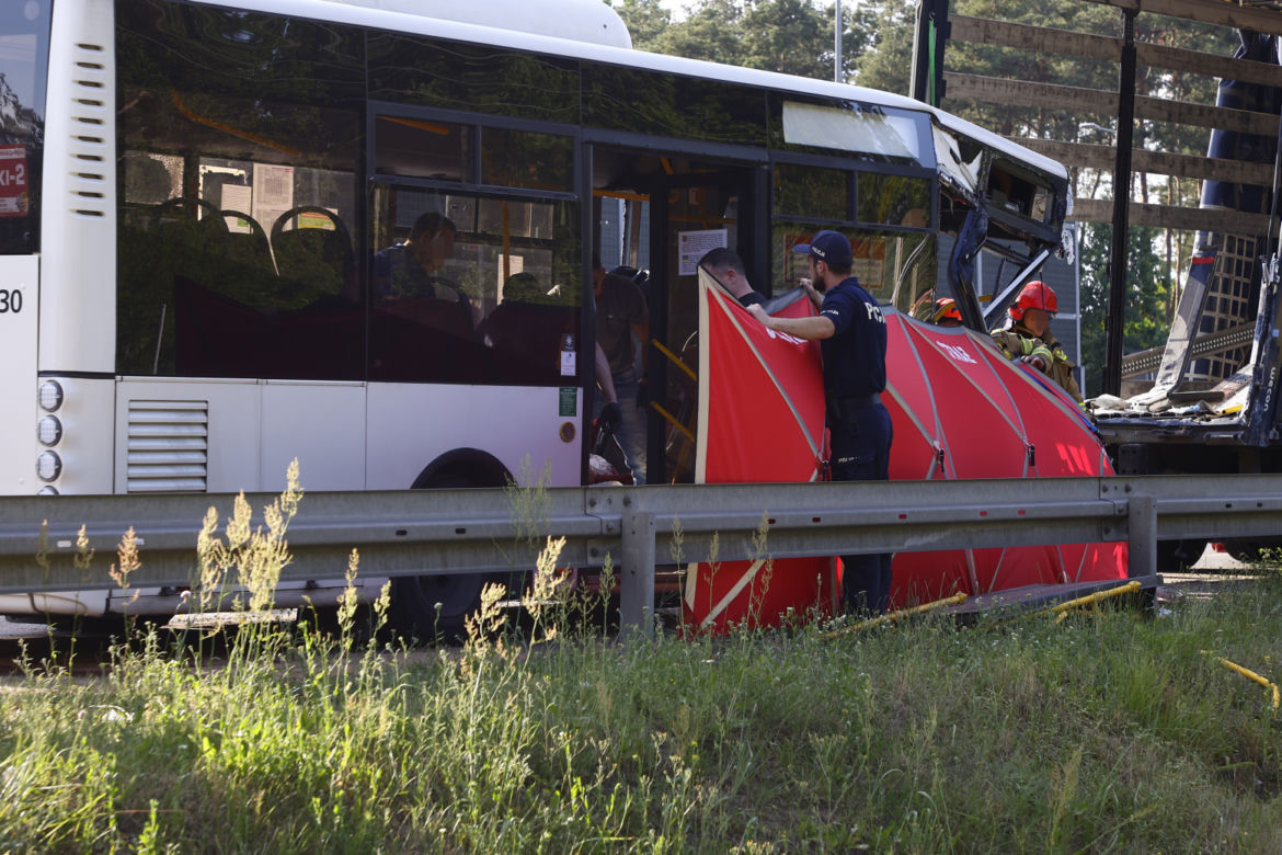 Wypadek miejskiego autobusu w Ząbkach