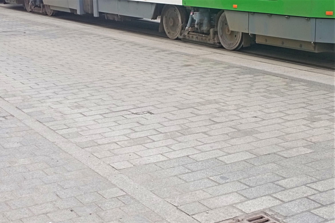 Krusząca się kostka brukowa na nowej pętli Dworzec Niebuszewo