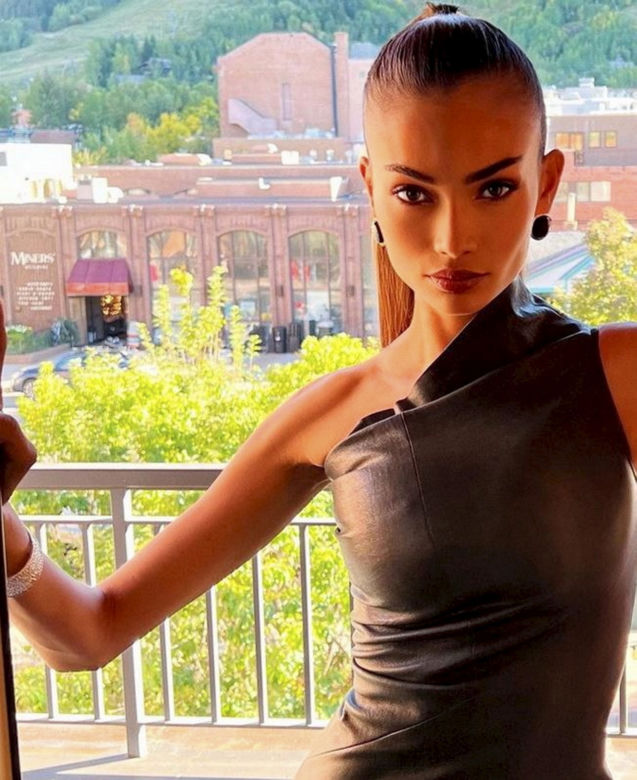 Uciekła przed zimą do dżungli! Seksowna Kelly nie wzięła żadnych ubran