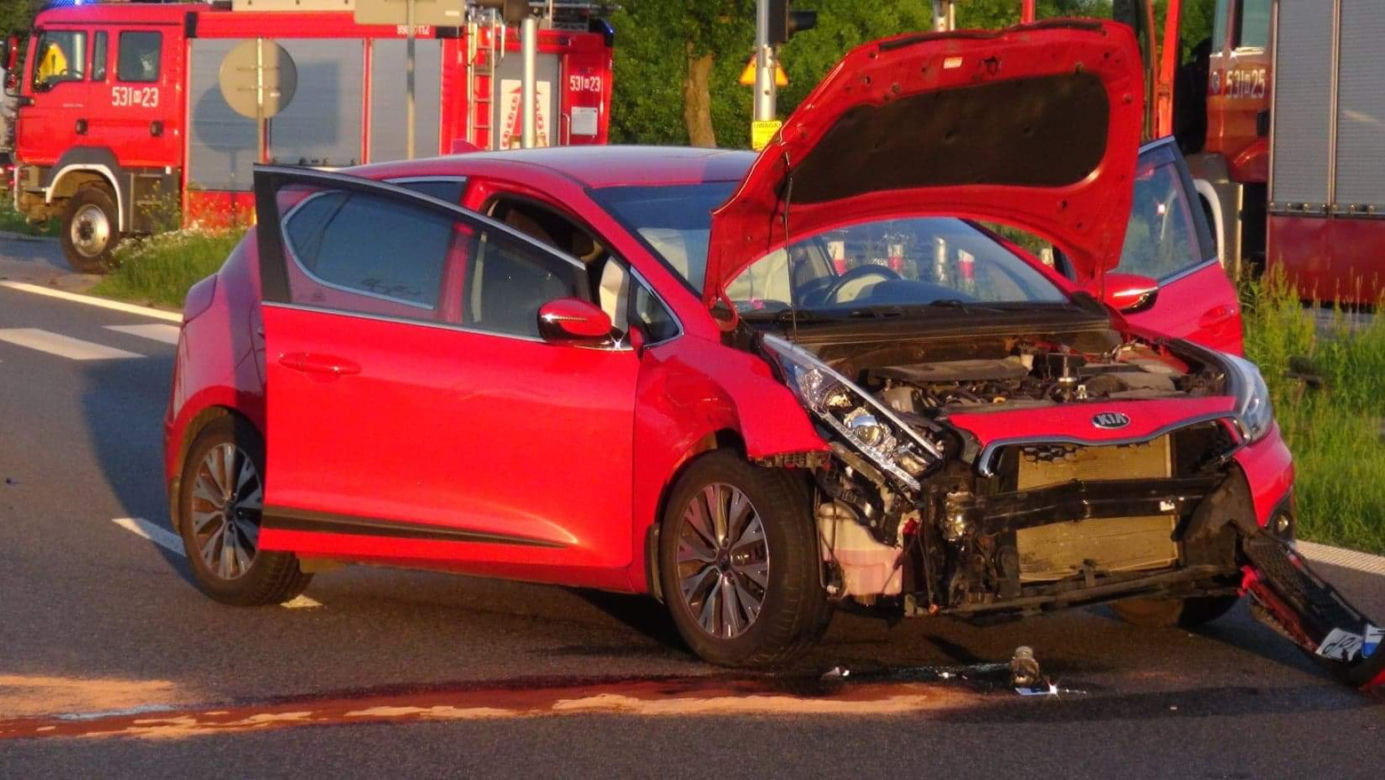 Kia roztrzaskała motocykl, kask toczył się po jezdni. Tragiczny wypadek pod Warszawą