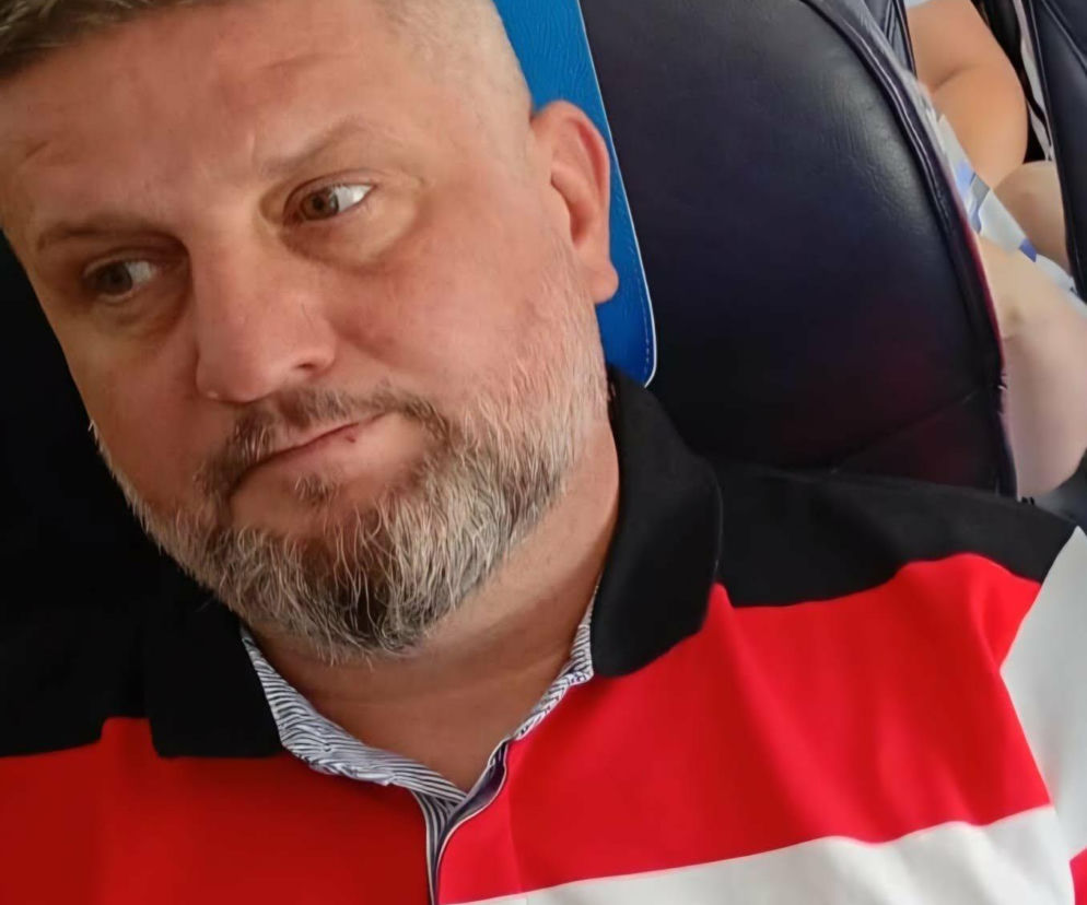 Grzegorz Krzywania, zaginiony w Turcji 44-latek, siedzi w samolocie, ubrany w koszulkę polo w czerwono-biało-czarne pasy z napisem Royal Blue Club. Rodzina nie wierzy w samobójstwo i domaga się wyjaśnień, o czym można przeczytać na naszym portalu.