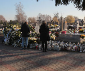 Cała okolica płacze po wypadku w Romanowie! Morze kwiatów przykryło trumny