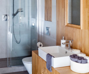 Aranżacja łazienki gościnnej w apartamencie w Zakopanem.