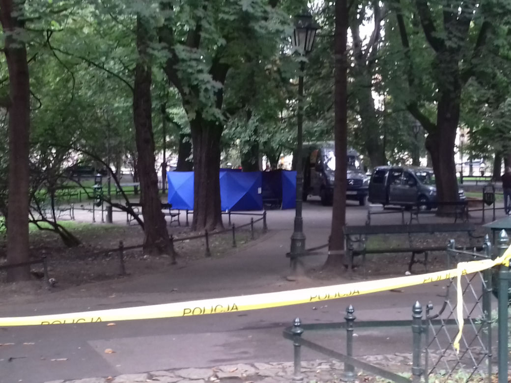 Brutalne morderstwo na Plantach w Krakowie. Mężczyzna został dźgnięty nożem [ZDJĘCIA, WIDEO]