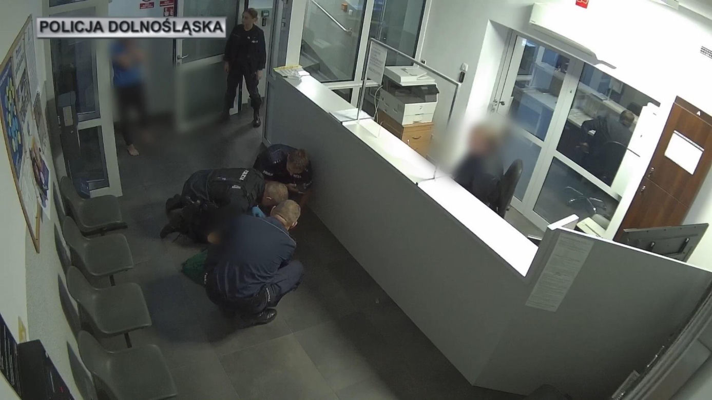 Roztrzęsienie rodzice wbiegli na komisariat z dzieckiem na rękach