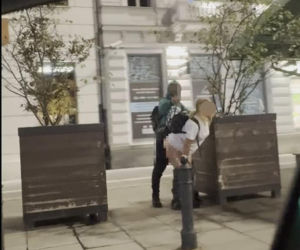 Seks na ulicy w centrum Warszawy? Szokujące nagranie obiegło internet. Zobaczcie filmik