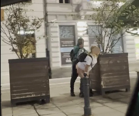 Seks na chodniku w centrum miasta. Para oddawała się uniesieniom w Alejach Jerozolimskich