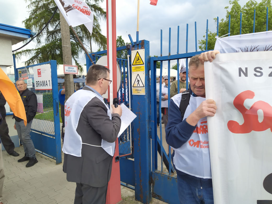 Trwa strajk generalny w Altrad Mostostal. Protestujących poparli związkowcy z Mostostalu Siedlce - zobacz zdjęcia!