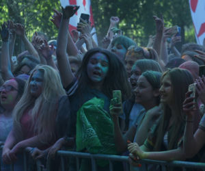 W Lubinie wybuchła bitwa... na kolorowe proszki. Zobacz zdjęcia z Festiwalu Kolorów! [GALERIA]