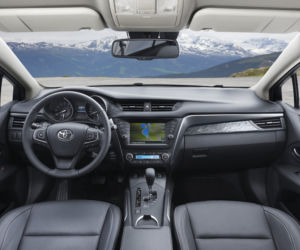 Toyota Avensis lifting 2015