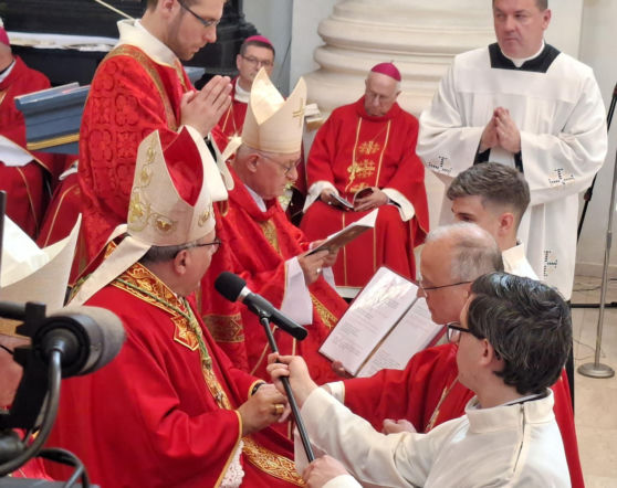 Podczas obrzędu święceń bp Wacław Grądalski otrzymał pierścień, mitrę i pastorał