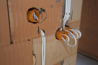 Ile bierze elektryk za podłączenie instalacji elektrycznej? Cennik na 2026 rok