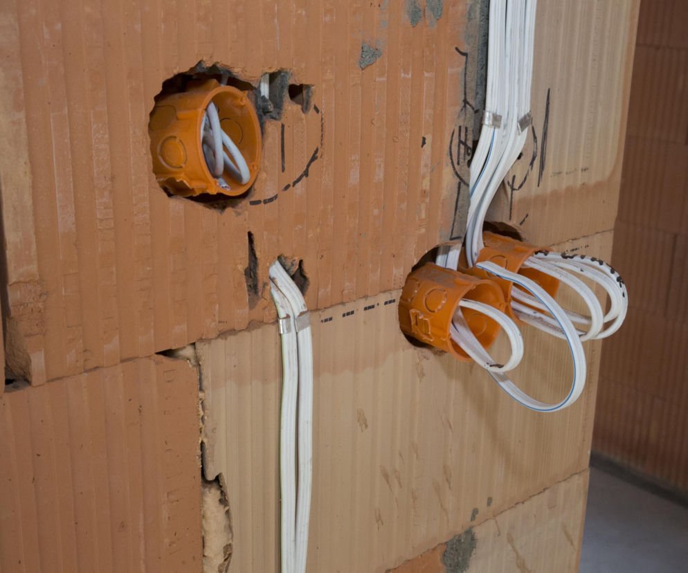 Ile bierze elektryk za podłączenie instalacji elektrycznej? Cennik na 2026 rok