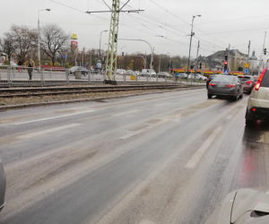 Przed Rondem Zgrupowania AK Radosław rozlała się substancja ropopochodna