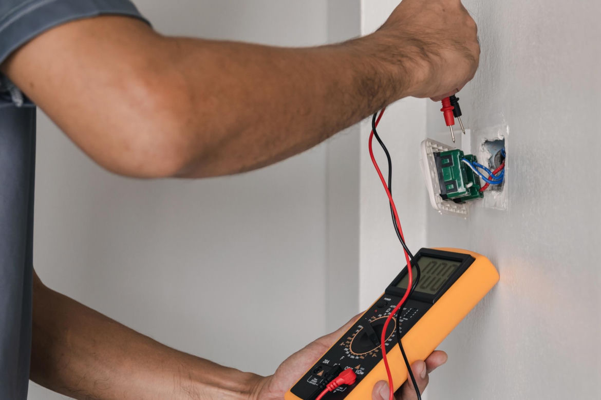 Jak dbać o bezpieczeństwo elektryczne w domu?