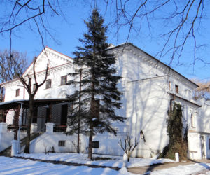 To jedno z najmniejszych miast w województwie łódzkim. Mieszka w nim mniej osób niż na wsiach