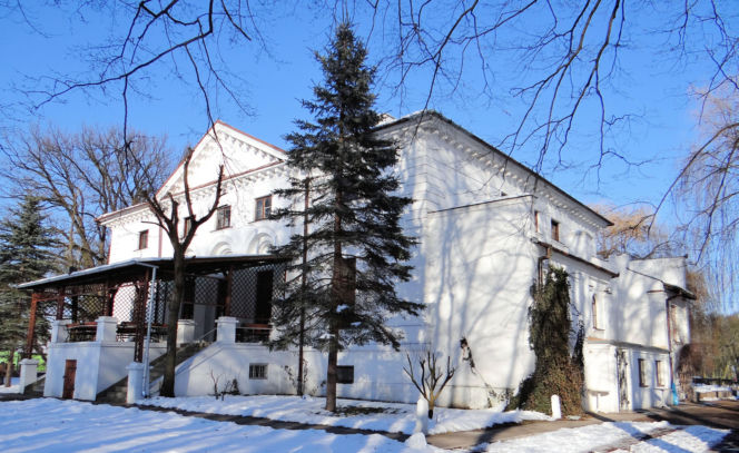 To jedno z najmniejszych miast w województwie łódzkim. Mieszka w nim mniej osób niż na wsiach