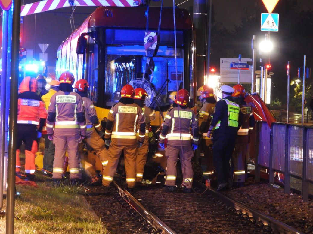 40-letnia rowerzystka wciągnięta pod pędzący tramwaj. „Liczne obrażenia ciała”