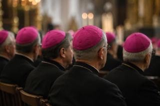 Biskupi uderzają w MEN. „Z troską i niepokojem”. Chodzi o zmiany od 1 września
