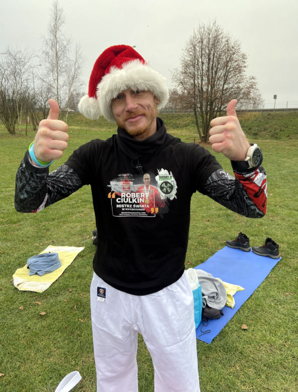 Charytatywne morsowanie na plaży w Jurowcach. Legendarny kickboxer potrzebuje pomocy
