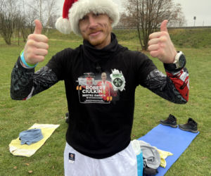 Charytatywne morsowanie na plaży w Jurowcach. Legendarny kickboxer potrzebuje pomocy