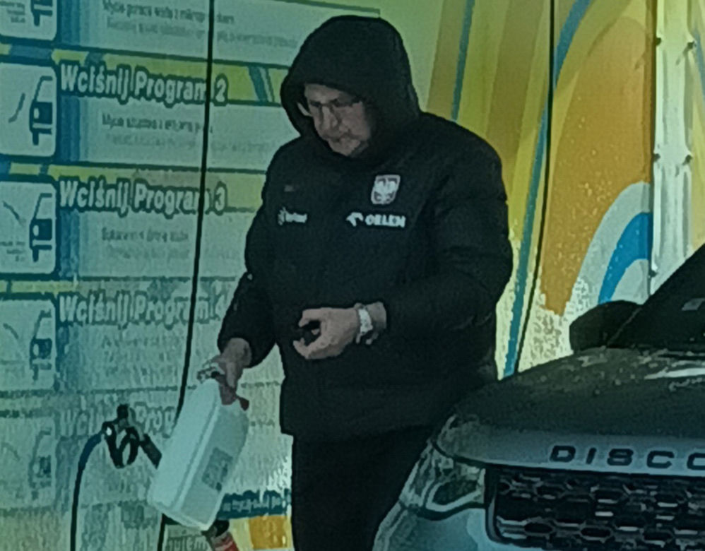 Czesław Michniewicz myje auto w stroju selekcjonera