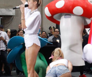 Miley Cyrus: Gwiazda wykonała swój hit Wrecking Ball.
