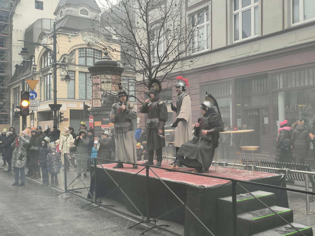 Kolorowy Orszak Trzech Króli w Łodzi. W centrum miasta pojawiło się mnóstwo osób [ZDJĘCIA]