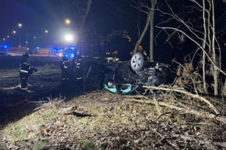 24-latek dachował Audi aż wypadł silnik! Przez cztery powiaty uciekał przed policją