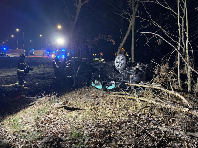 24-latek dachował Audi aż wypadł silnik! Przez cztery powiaty uciekał przed policją