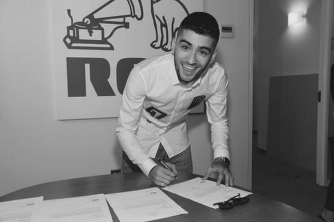 Zayn Malik podpisuje kontrakt 