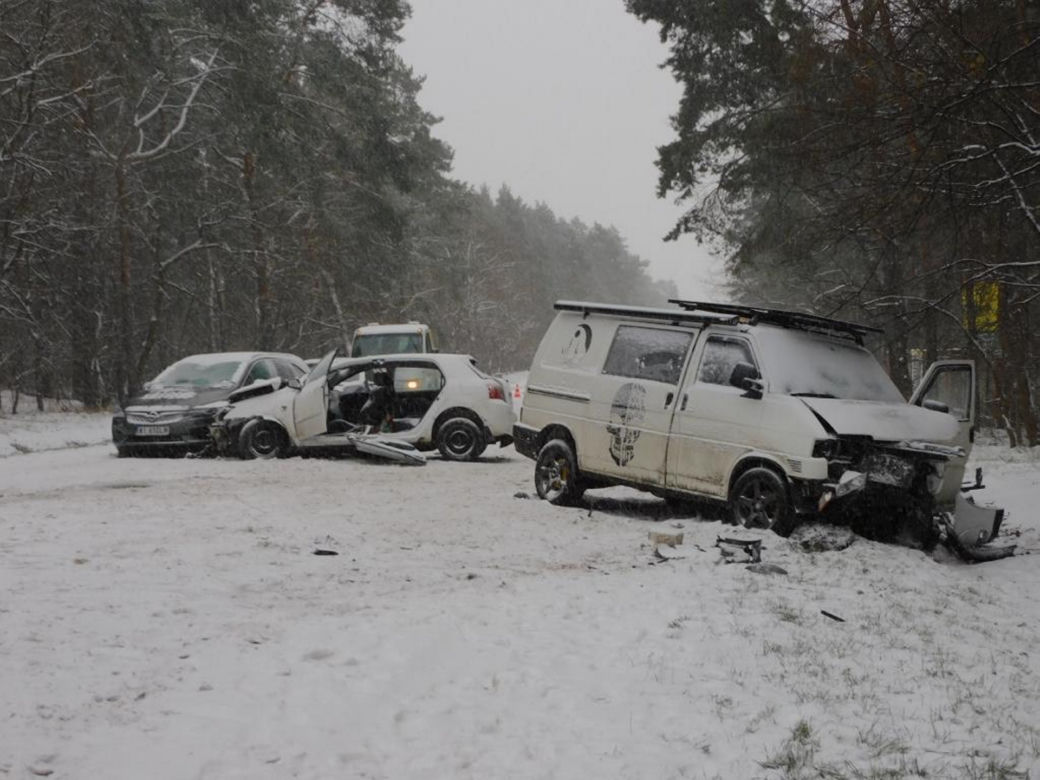 Roztrzaskana toyota, a w środku zakleszczeni pasażerowie! Zderzenie trzech samochodów w Józefowie