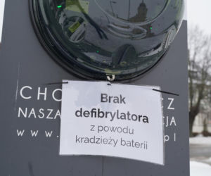 Duchowny zmarł, bo ktoś ukradł baterie do defibrylatora