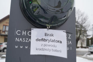 Duchowny zmarł, bo ktoś ukradł baterie do defibrylatora