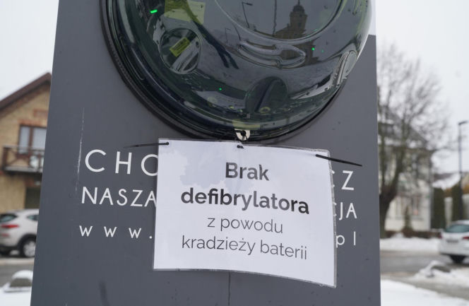 Duchowny zmarł, bo ktoś ukradł baterie do defibrylatora