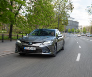 Toyota Camry (2021)