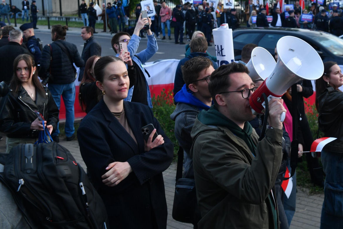 Tłumy pod siedzibą TVP. Debatę Trzaskowski–Nawrocki oglądają na telebimie
