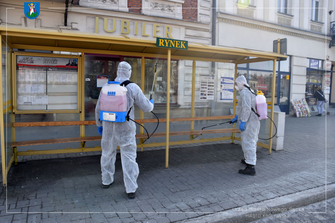 Białe kombinezony i Virkon. Tak w Nowym Sączu walczą z epidemią koronawirusa! 