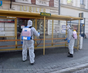 Białe kombinezony i Virkon. Tak w Nowym Sączu walczą z epidemią koronawirusa! 