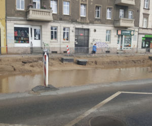 Zalana ulica Chełmińska w Grudziądzu po opadach deszczu