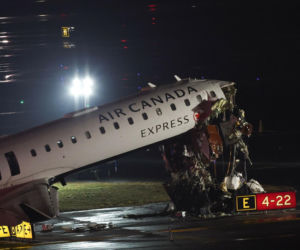 Samolot pasażerski uderzył w wóz strażacki. Na pokładzie setka podróżnych. Są ranni