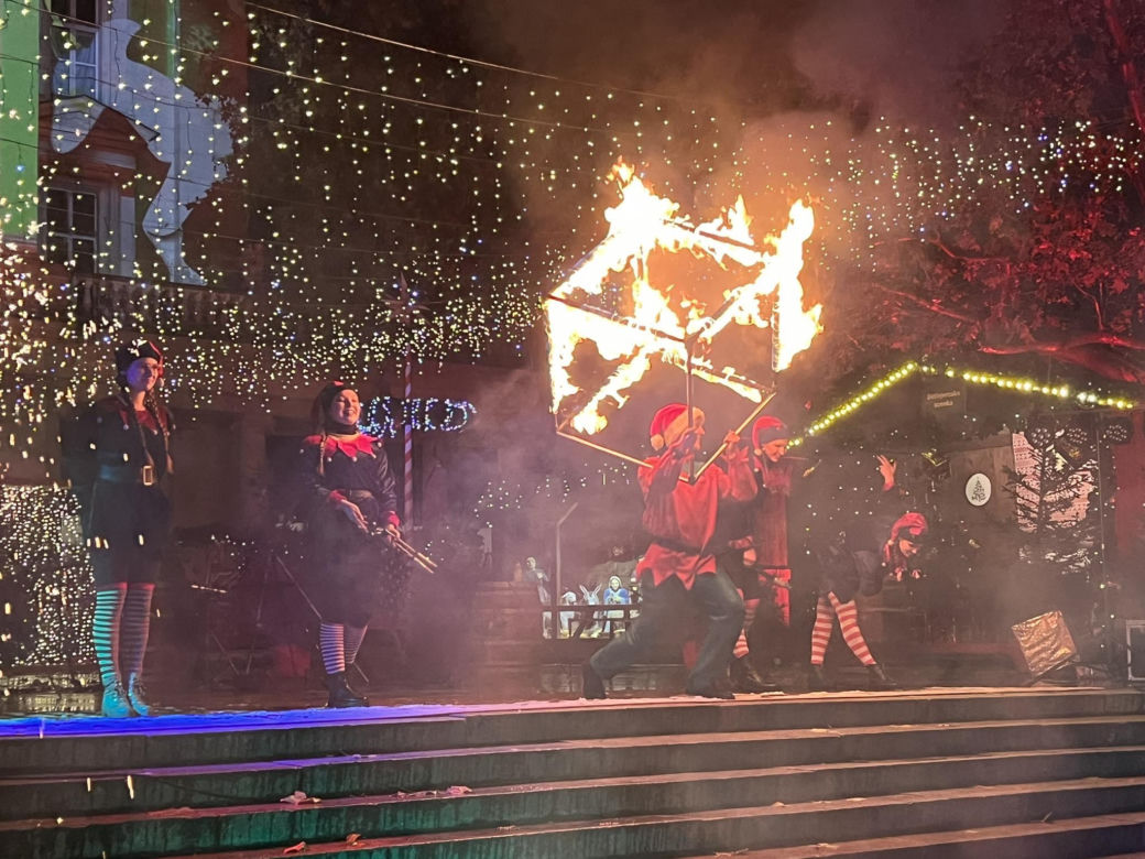 Betlejem Poznańskie 2023. Zimowe Fire Show na placu Wolności w Poznaniu