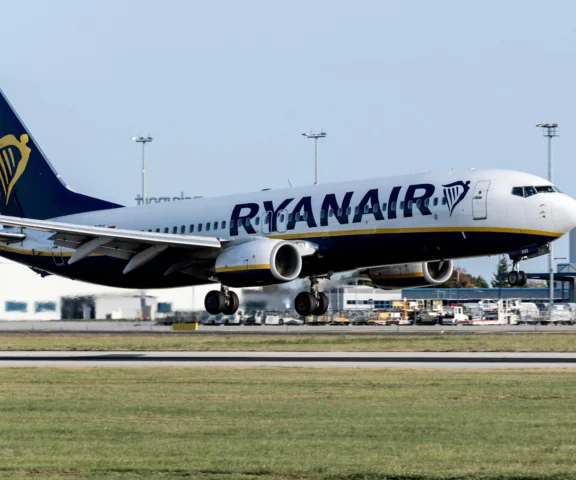 Awantura w samolocie Ryanair i awaryjne lądowanie. Sąd wymierzył potężną karę